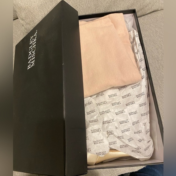 BNIB  Badgley Mischka Lesley Open Toe Bridal Strappy Pump Ivory Lace Size 8 1/2 - Picture 9 of 10